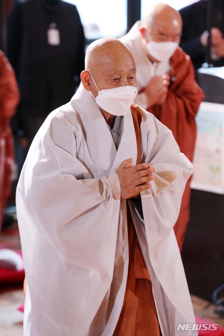 [서울=뉴시스] 박진희 기자 = 대한불교조계종 신임 종정(宗正) 스님에 추대된 통도사 방장 성파스님이 13일 서울 종로구 조계사 대웅전에서 열린 고불식에 참석하여 예불을 드리고 있다. 2021.12.13. pak7130@newsis.com