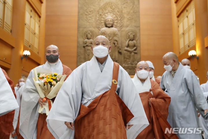 [서울=뉴시스] 박진희 기자 = 대한불교조계종 신임 종정(宗正) 스님에 추대된 통도사 방장 성파스님(가운데)이 13일 서울 종로구 조계사 대웅전에서 열릴 고불식 행사장으로 이동하고 있다. 2021.12.13. pak7130@newsis.com