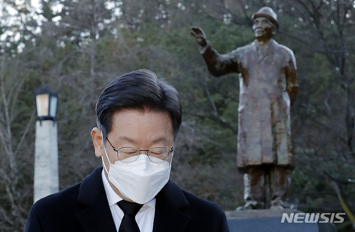 [포항=뉴시스] 최동준 기자 = 이재명 더불어민주당 대선 후보가 13일 경북 포항시 포스텍에서 열린 박태준 포스코 명예회장 추모식에 참석해 동상에 헌화한 뒤 자리로 돌아가고 있다. 2021.12.13. photocdj@newsis.com