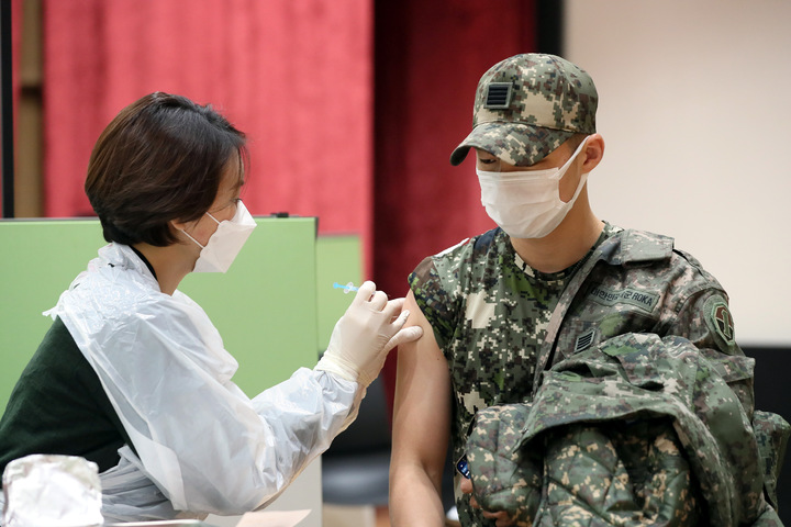 [서울=뉴시스] 정병혁 기자 = 지상군작전사령부 소속 장병들이 지난 13일 경기 용인시 지작사 선봉대 강당에서 군 장병 대상 코로나19 3차 예방접종을 받고 있다. (사진=국방부 제공) 2021.12.13. photo@newsis.com *재판매 및 DB 금지