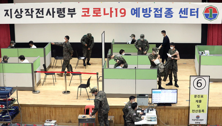 [서울=뉴시스] 정병혁 기자 = 지상군작전사령부 소속 장병들이 13일 경기 용인시 지작사 선봉대 강당에서 군 장병 대상 코로나19 3차 예방접종을 받고 있다. (사진=국방부 제공) 2021.12.13. photo@newsis.com *재판매 및 DB 금지