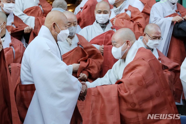 [서울=뉴시스] 박진희 기자 = 대한불교조계종 신임 종정(宗正) 스님에 추대된 통도사 방장 성파스님(왼쪽)이 13일 서울 종로구 조계사 대웅전에서 고불식을 마치고 조계종 총무원장 원행스님과 인사를 나누고 있다. 2021.12.13. pak7130@newsis.com