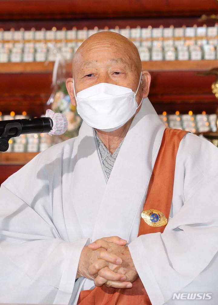 [서울=뉴시스] 박진희 기자 = 대한불교조계종 신임 종정(宗正) 스님에 추대된 통도사 방장 성파스님이 13일 서울 종로구 조계사 대웅전에서 고불식을 하고 있다. 2021.12.13. pak7130@newsis.com