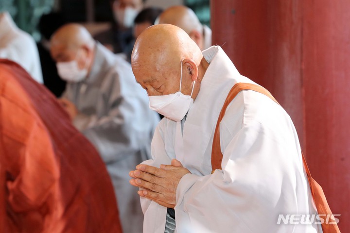 [서울=뉴시스] 박진희 기자 = 대한불교조계종 신임 종정(宗正) 스님에 추대된 통도사 방장 성파스님이 13일 서울 종로구 조계사 대웅전에서 고불식을 하고 있다. 2021.12.13. pak7130@newsis.com