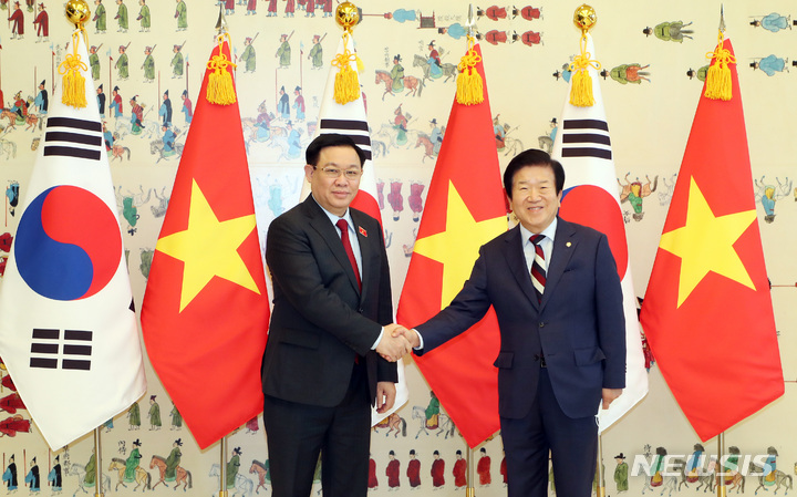 [서울=뉴시스] 최진석 기자 = 박병석 국회의장이 13일 서울 여의도 국회를 방문한 브엉 딘 후에 베트남 국회의장을 접견해 기념촬영을 하고 있다. (공동취재사진) 2021.12.13. photo@newsis.com