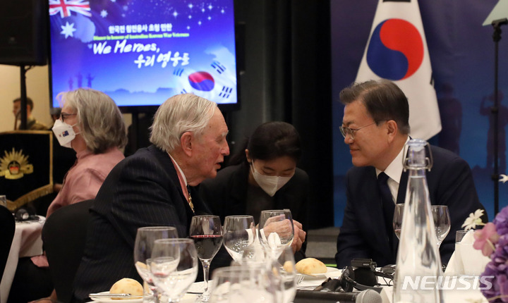 [캔버라=뉴시스] 전진환 기자 = 호주를 국빈 방문중인 문재인 대통령이 13일 호주 캔버라의 한 호텔에서 열린 한국전 참전용사 및 유가족 초청 만찬에 참석해 이안 크로포드 제독과 대화하고 있다. 2021.12.13. amin2@newsis.com