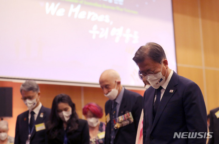 [캔버라=뉴시스] 전진환 기자 = 호주를 국빈 방문중인 문재인 대통령이 13일 호주 캔버라의 한 호텔에서 열린 한국전 참전용사 및 유가족 초청 만찬에 참석해 묵념을 하고 있다. 2021.12.13. amin2@newsis.com