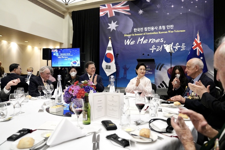  [캔버라=뉴시스] 전진환 기자 = 호주를 국빈 방문중인 문재인 대통령과 김정숙 여사가 13일 호주 캔버라의 한 호텔에서 열린 한국전 참전용사 및 유가족 초청 만찬에 참석해 콜린 칸(오른쪽) 장군의 건배사에 박수치고 있다. 2021.12.13. amin2@newsis.com