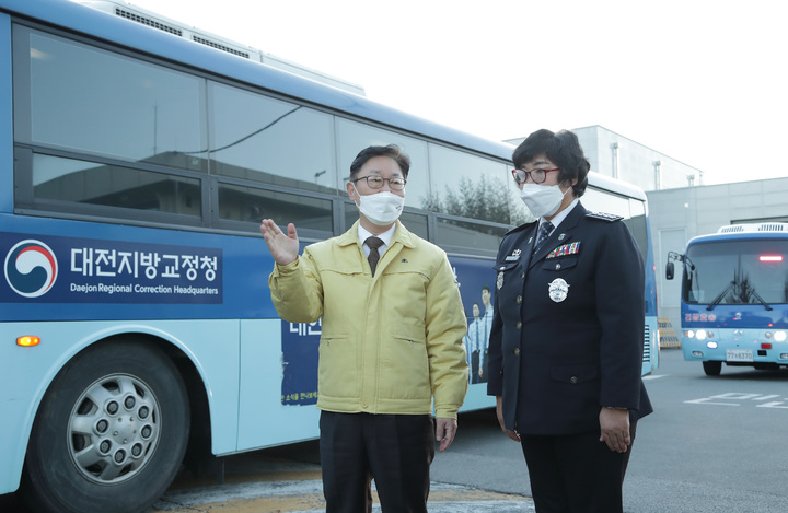 [서울=뉴시스] 정병혁 기자 = 박범계 법무부장관이 지난달 13일 충남 홍성읍 홍성교도소를 방문하여 홍성교도소장에게 확진자 격리 및 예방을 더 철저히 해달라고 당부하고 있다.(사진=법무부 제공) 2021.12.13. photo@newsis.com *재판매 및 DB 금지