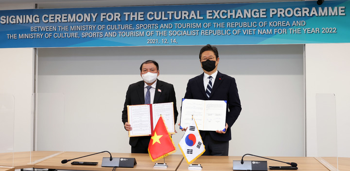 [서울=뉴시스]황희 문화체육관광부 장관이 14일 서울 종로구 국립현대미술관 서울관 대회의실에서 응우옌 반 흥 베트남 문화체육관광부 장관과 2022 수교 30주년 계기 한-베트남 문화교류프로그램에 서명한 뒤 기념촬영을 하고 있다. (사진 = 문화체육관광부) photo@newsis.com *재판매 및 DB 금지