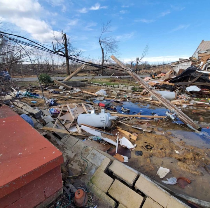 [서울=뉴시스] 지난 10일 미국 켄터키에서 발생한 토네이도로 딸을 잃은 더글러스 집. 더글러스 집은 완전히 파괴됐으며, 아이들의 장난감이 잔해 사이들에 흩어져 처참한 모습이다. (출처 : 오클린 아버지 '더글러스' 페이스북 홈페이지 사진) 2021.12.14. *재판매 및 DB 금지