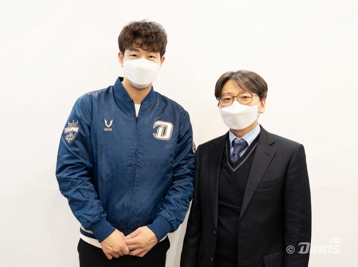 NC 다이노스와 FA 계약 맺은 박건우(사진 왼쪽)와 임선남 NC 단장. (사진= NC 다이노스 제공) *재판매 및 DB 금지