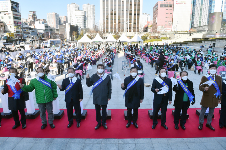 박형준 부산시장(왼쪽에서 네 번째)과 신상해 부산시의회 의장(왼쪽에서 다섯 번째) 등이 14일 오후 2시 부산역 광장에서 '2030부산세계박람회' 유치 결의대회를 갖고 있다.(사진 = 부산시 제공) *재판매 및 DB 금지