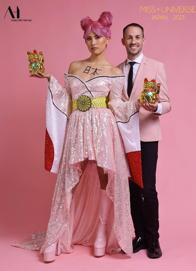 [서울=뉴시스] 미스 유니버스 대회 의상을 입은 일본인 참가자 와타나베 쥬리와 의상 디자이너의 모습이다. (출처 : Israelinjapan 공식 트위터 화면 캡처) 2021.12.14. *재판매 및 DB 금지