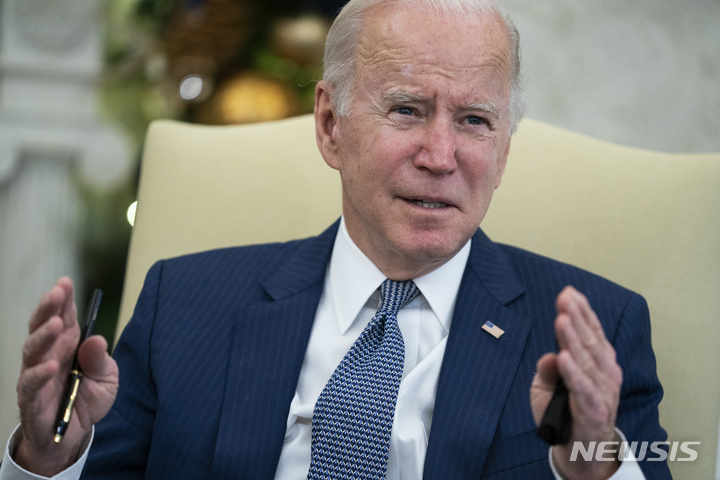 [워싱턴=AP/뉴시스]조 바이든 미국 대통령이 13일(현지시간) 백악관에서 토네이도 피해 현황에 관해 보고받은 뒤 기자들과 대화하고 있다. 2021.12.13.