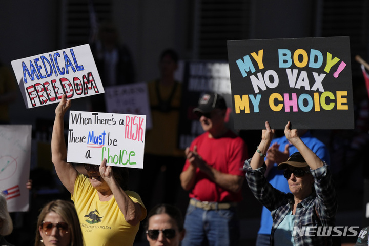 [탤러해시=AP/뉴시스]지난 2021년 11월16일 플로리다 주도 탤러해시 주의회 앞에서 백신 의무화 반대자들이 시위를 벌이는 모습. 2022.01.06.