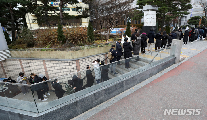 [서울=뉴시스] 조성우 기자 = 코로나19 신규 확진자가 5,567명으로 집계된 14일 오전 서울 송파구 보건소에 마련된 코로나19 선별진료소에서 시민들이 검사를 받기 위해 줄을 서고 있다. 2021.12.14. xconfind@newsis.com