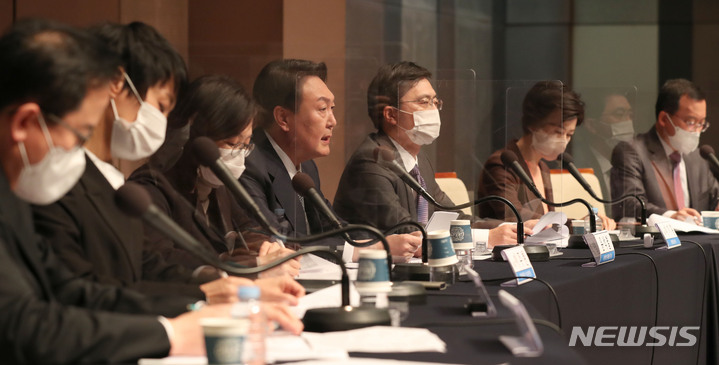 [서울=뉴시스] 전신 기자 = 윤석열 국민의힘 대선 후보가 14일 서울 중구 프레스센터에서 열린 관훈클럽 초청 토론회에서 발언하고 있다. (공동취재사진) 2021.12.14. photo@newsis.com