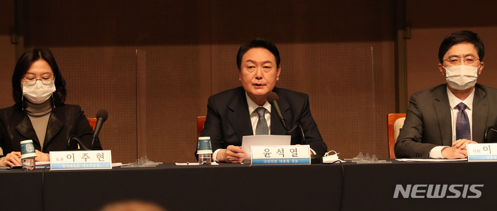 [서울=뉴시스] 전신 기자 = 윤석열 국민의힘 대선 후보가 14일 서울 중구 프레스센터에서 열린 관훈클럽 초청 토론회에서 발언하고 있다. (공동취재사진) 2021.12.14. photo@newsis.com