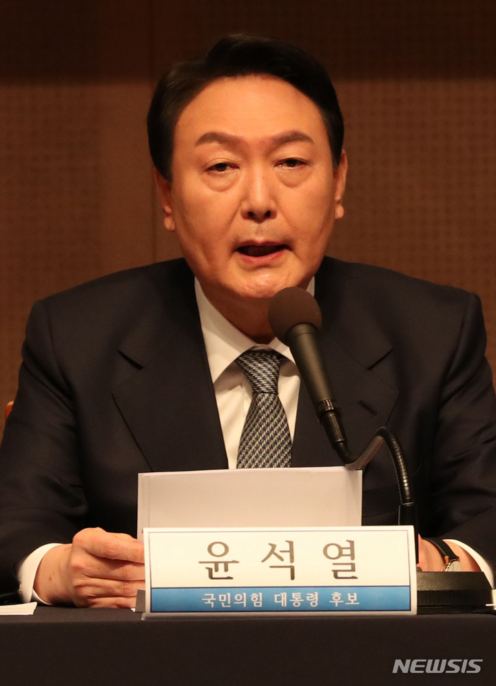 [서울=뉴시스] 전신 기자 = 윤석열 국민의힘 대선 후보가 14일 서울 중구 프레스센터에서 열린 관훈클럽 초청 토론회에서 발언하고 있다. (공동취재사진) 2021.12.14. photo@newsis.com