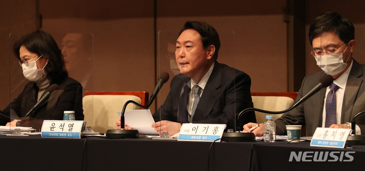 [서울=뉴시스] 전신 기자 = 윤석열 국민의힘 대선 후보가 14일 서울 중구 프레스센터에서 열린 관훈클럽 초청 토론회에서 발언하고 있다. (공동취재사진) 2021.12.14. photo@newsis.com