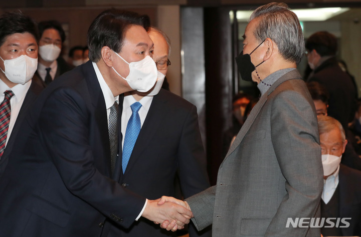 [서울=뉴시스] 전신 기자 = 윤석열 대선 후보가 14일 서울 중구 프레스센터에서 열린 관훈클럽 초청 토론회에 입장하고 있다. (공동취재사진) 2021.12.14. photo@newsis.com