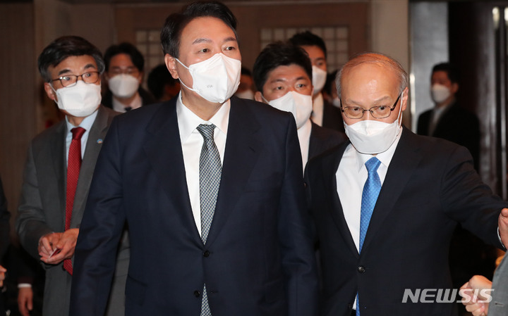 [서울=뉴시스] 전신 기자 = 윤석열 대선 후보가 14일 서울 중구 프레스센터에서 열린 관훈클럽 초청 토론회에 입장하고 있다. (공동취재사진) 2021.12.14. photo@newsis.com