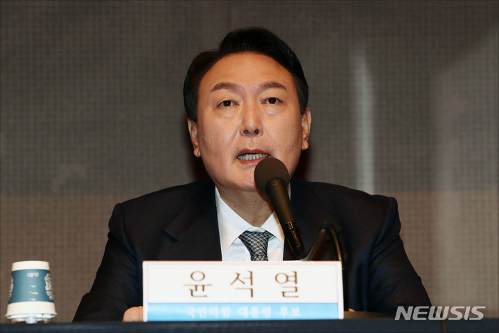 [서울=뉴시스] 전신 기자 = 윤석열 대선 후보가 14일 서울 중구 프레스센터에서 열린 관훈클럽 초청 토론회에서 발언하고 있다. (공동취재사진) 2021.12.14. photo@newsis.com