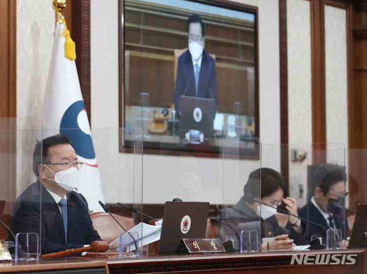 [서울=뉴시스] 김명원 기자 = 김부겸 국무총리가 14일 오전 서울 종로구 정부서울청사에서 영상으로 열린 국무회의를 주재하며 발언하고 있다. (공동취재사진) 2021.12.14. photo@newsis.com