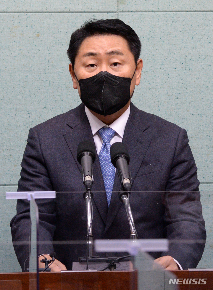 [전주=뉴시스] 김얼 기자 = 김관영 전 국회의원이 14일 전북 전주시 전북도의회 기자회견장에서 더불어민주당 복당과 관련한 질의에 답변하고 있다. 2021.12.14. pmkeul@newsis.com