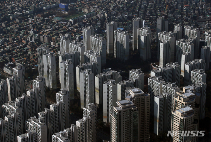 [서울=뉴시스] 조성우 기자 = 서울 송파구 롯데월드타워 서울스카이에서 아파트 단지가 내려다보이고 있다. 2021.12.14. xconfind@newsis.com