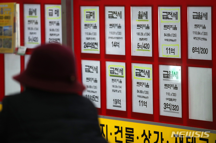 올해 서울 아파트 거래량 '반토막'…12월 역대급 빙하기