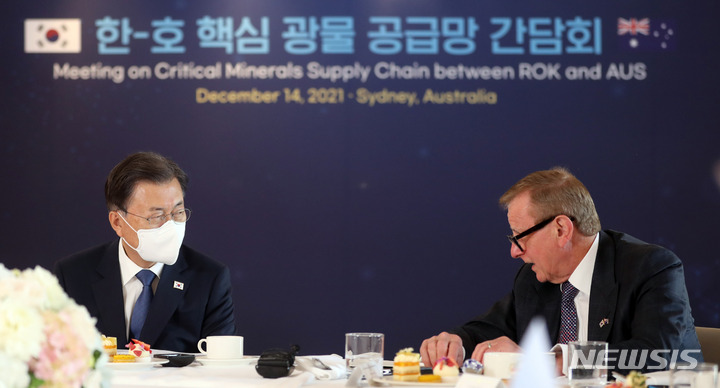 [시드니=뉴시스] 전진환 기자 = 호주를 국빈 방문중인 문재인 대통령이 14일 호주 시드니의 한 호텔에서 열린 한-호주 핵심광물 공급망 간담회에 참석해해 사이먼 크린 한-호주 경제협력위원회(AKBC) 위원장의 발언을 듣고 있다. 2021.12.14. amin2@newsis.com