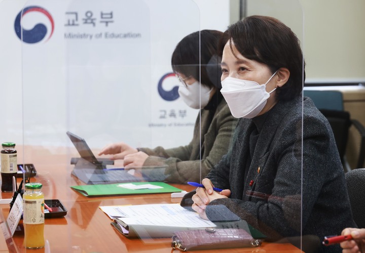 [서울=뉴시스] 유은혜 사회부총리 겸 교육부 장관이 지난 14일 서울 종로구 정부서울청사에서 열린 '청소년 방역패스제의 학원 시행 관련 의견청취 간담회'에 참석해 발언하고 있다. (사진=교육부 제공) 2021.12.31. photo@newsis.com *재판매 및 DB 금지