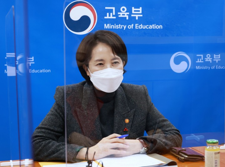 [서울=뉴시스] 유은혜 사회부총리 겸 교육부 장관이 지난 14일 서울 종로구 정부서울청사에서 열린 '청소년 방역패스제의 학원 시행 관련 의견청취 간담회'에 참석해 발언하고 있다. (사진=교육부 제공) 2021.12.31. photo@newsis.com *재판매 및 DB 금지