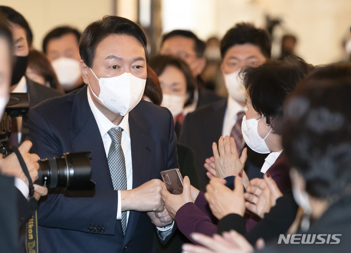 [서울=뉴시스] 국회사진기자단 = 윤석열 국민의힘 대선 후보가 14일 오후 서울 여의도 CCMM빌딩에서 열린 한국여성경제인협회 전국총회에서 참석자들과 인사하고 있다. 2021.12.14. photo@newsis.com