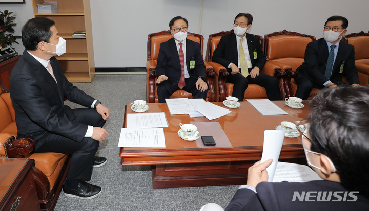 [서울=뉴시스] 최진석 기자 = 이동근(왼쪽 두번째) 경총 부회장을 비롯한 주요 경제단체 임원들이 14일 오후 서울 여의도 국회의사당 환경노동위원회를 찾아 박대출 국회 환노위 위원장과 참석 의원들에게 경제계 입장문을 전달하고 있다. (공동취재사진) 2021.12.14. photo@newsis.com