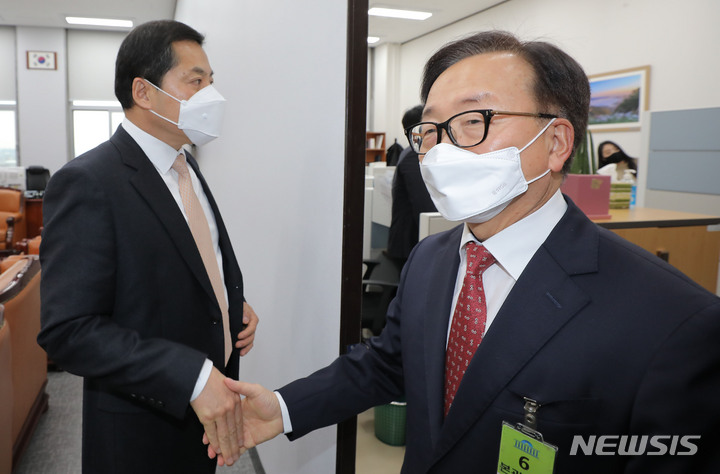 [서울=뉴시스] 최진석 기자 = 이동근(오른쪽) 경총 부회장이 14일 오후 서울 여의도 국회의사당 환경노동위원회를 찾아 박대출 국회 환노위 위원장과 악수를 나누고 있다. 이날 주요 경제단체 임원들은 임시 국회에서 추진 중인 주요 노동 관련 법안에 대한 우려를 전달했다. (공동취재사진) 2021.12.14. photo@newsis.com