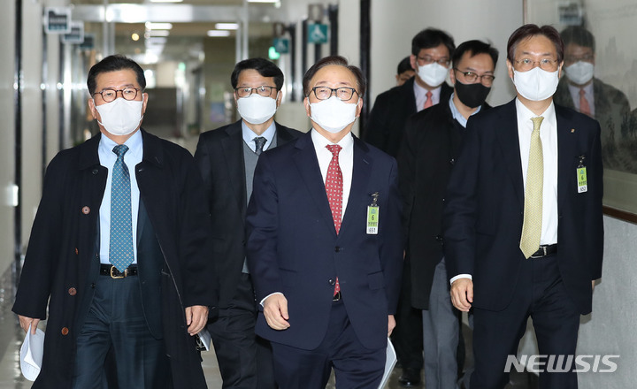 [서울=뉴시스] 최진석 기자 = 이동근(가운데) 경총 부회장을 비롯한 주요 경제단체 임원들이 14일 오후 서울 여의도 국회의사당 환경노동위원회를 방문하고 있다. 반원익(앞줄 왼쪽부터) 중견기업연합회 부회장, 이태희 중기중앙회 상무, 이 부회장, 이관섭 무역협회 부회장. (공동취재사진) 2021.12.14. photo@newsis.com