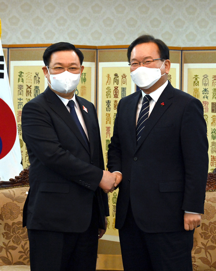 [서울=뉴시스] 추상철 기자 = 김부겸 국무총리가 14일 오후 서울 종로구 정부서울청사에서 브엉 딩 후에 베트남 국회의장과 악수를 하고 있다. (사진= 국무총리실 제공) 2021.12.14. photo@newsis.com *재판매 및 DB 금지