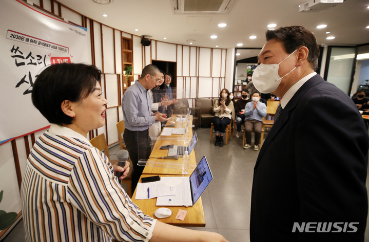 [서울=뉴시스] 전신 기자 = 윤석열 국민의힘 대선 후보가 14일 서울 여의도 한 카페에서 열린 국민의힘 선대위 산하 '내일이 기대되는 대한민국 위원회'의 쓴소리 라이브에 참석해 윤희숙 위원장과 인사하고 있다. 2021.12.14. photo1006@newsis.com