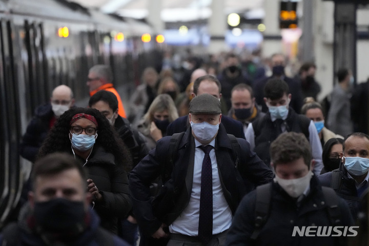 [런던=AP/뉴시스]영국 런던 워털루 역. 2021.12.14. 