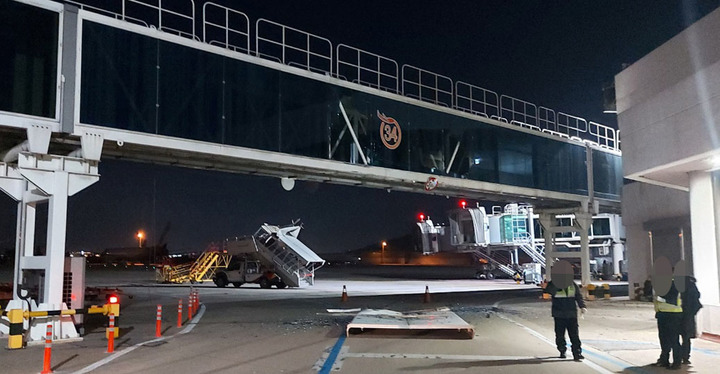 [서울=뉴시스] 홍찬선 기자 = 지난 13일 오후 6시30분께 김포국제공항 계류장에서 아시아나에어포트 소속 항공 특수차량이 공항 터미널과 항공기를 연결하는 탑승교를 추돌하는 사고가 발생했다. 사진은 이날 사고 당시 모습. (사진=독자 제공) 2021.12.16 photo@newsis.com *재판매 및 DB 금지