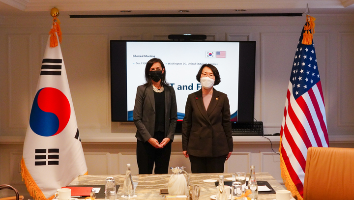 [서울=뉴시스]미국을 방문한 임혜숙(오른쪽) 과학기술정보통신부 장관이 지난 13일 현지시각 제시카 로젠워셀 미국 연방통신위원회(FCC) 위원장과 기념 촬영을 하고 이다. 과기부 최초 여성 장관과 FCC 사상 첫 여성 위원장이 한 자리에 만나 이목을 끌었다. (사진=과학기술정보통신부 제공) 2021.12.15