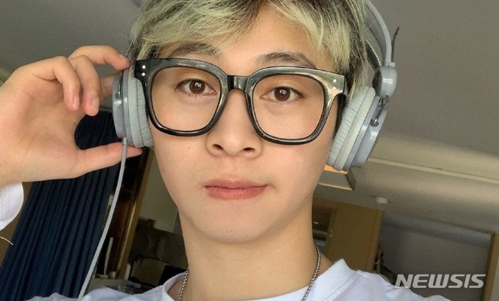 [서울=뉴시스]여성스럽다는 이유로 왕따를 당한 26세 중국 남성 저우 펑(Zhou Peng)이 결국 비극적인 선택으로 생을 마감했다. (사진=중국 웨이보 캡처) 2021.12.15