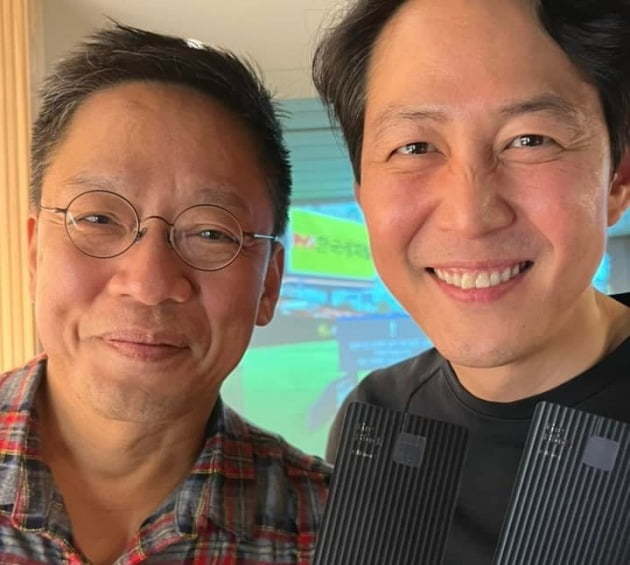 [서울=뉴시스](정태영 현대카드 부회장과 배우 이정재(사진=SNS 캡처)2021.12.15 photo@newsis.com *재판매 및 DB 금지