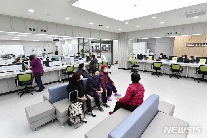 [수원=뉴시스]경기 수원시 첫 ‘인권청사’인 지동행정복지센터 1층 로비.(수원시 제공)