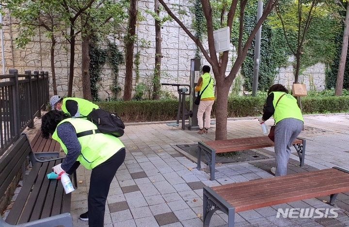 [서울=뉴시스]서울 관악구가 내년 상반기 민생안정을 위한 공공일자리 1180명을 모집한다. 지역 내 공원을 소독하는 공공일자리 참여자. 2021.12.15. (사진 = 관악구 제공) photo@newsis.com