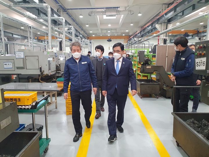 [창원=뉴시스] 강경국 기자 = 허성무 경남 창원시장이 올해 상반기 투자협약 체결 기업인 의창구 국가산단 ㈜올니스(구 에이엔테크) 신설 공장을 방문하고 있다. (사진=창원시청 제공). 2021.12.15. photo@newsis.com *재판매 및 DB 금지
