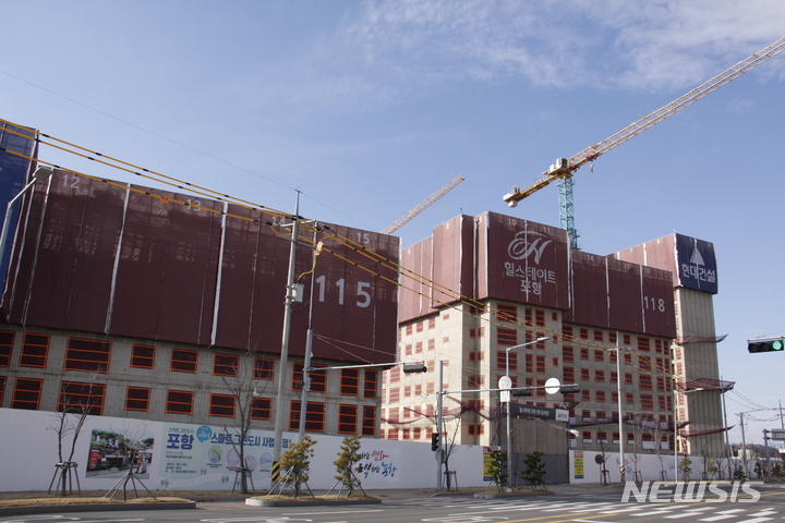 [포항=뉴시스] 이바름 기자 = 현대건설㈜이 경북 포항에 건설 중인 '힐스테이트 포항' 공사현장. 2021.12.15. right@newsis.com